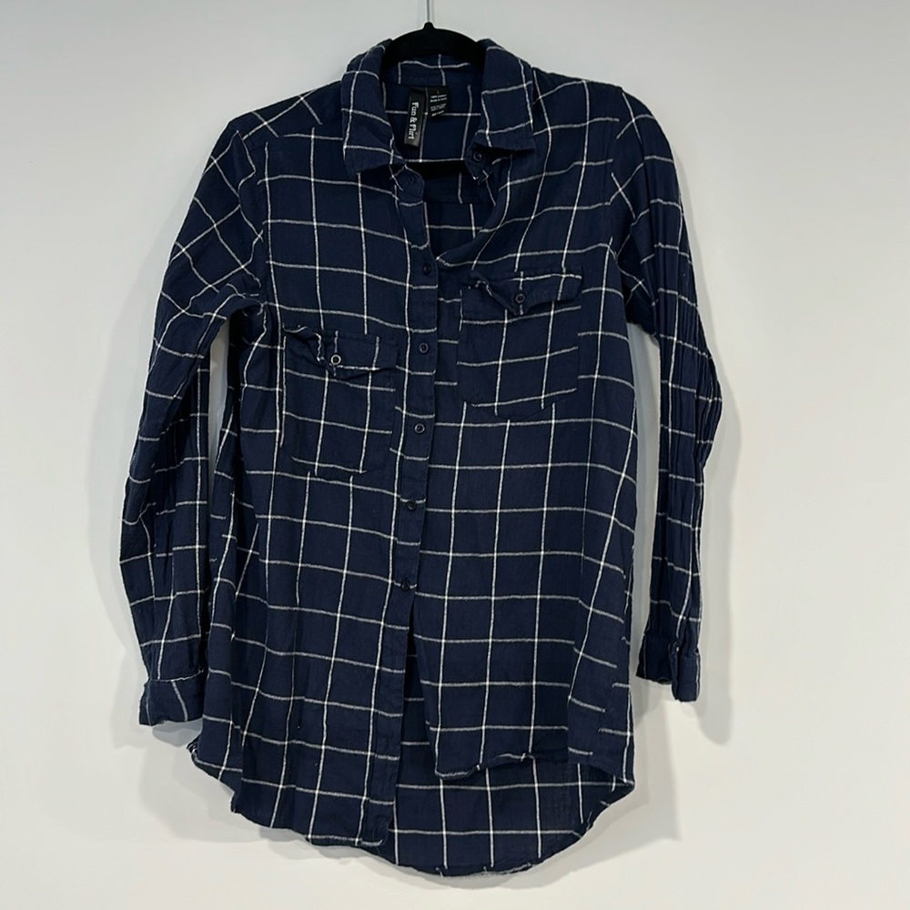 Fun & flirt women’s size L navy/ white plaid button up with pockets in front